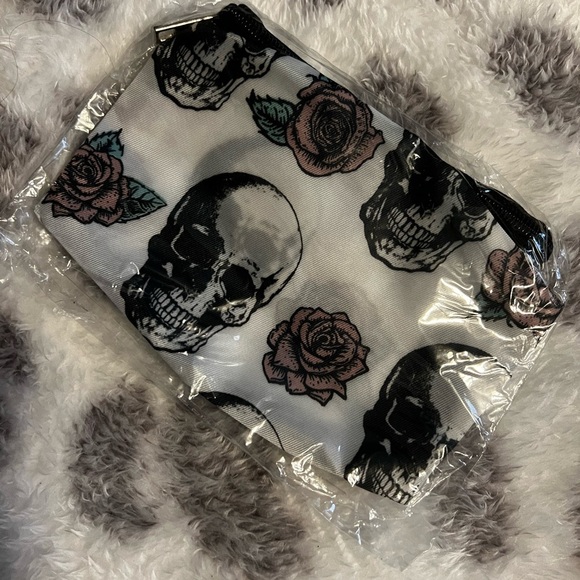 Skull and Roses Fanny Pack Unisex Women’s Men’s Kid’s Size OS White and Black - Picture 3 of 4
